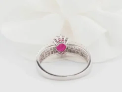 Bague entourage en or blanc, rubis et diamants