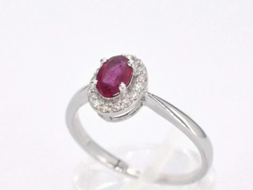 Bague entourage en or blanc avec diamants et rubis