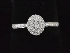 Bague entourage en or blanc avec diamants