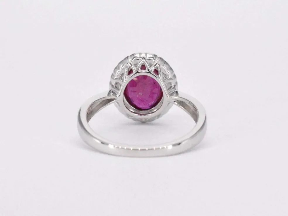 Bague entourage en or blanc avec diamants et rubis