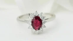 Bague entourage en or blanc, rubis et diamants