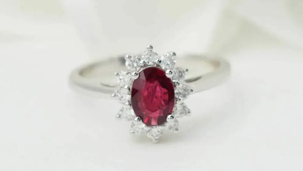 Bague entourage en or blanc, rubis et diamants