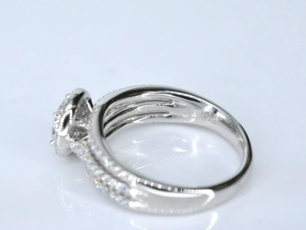 Bague entourage en or blanc avec diamants