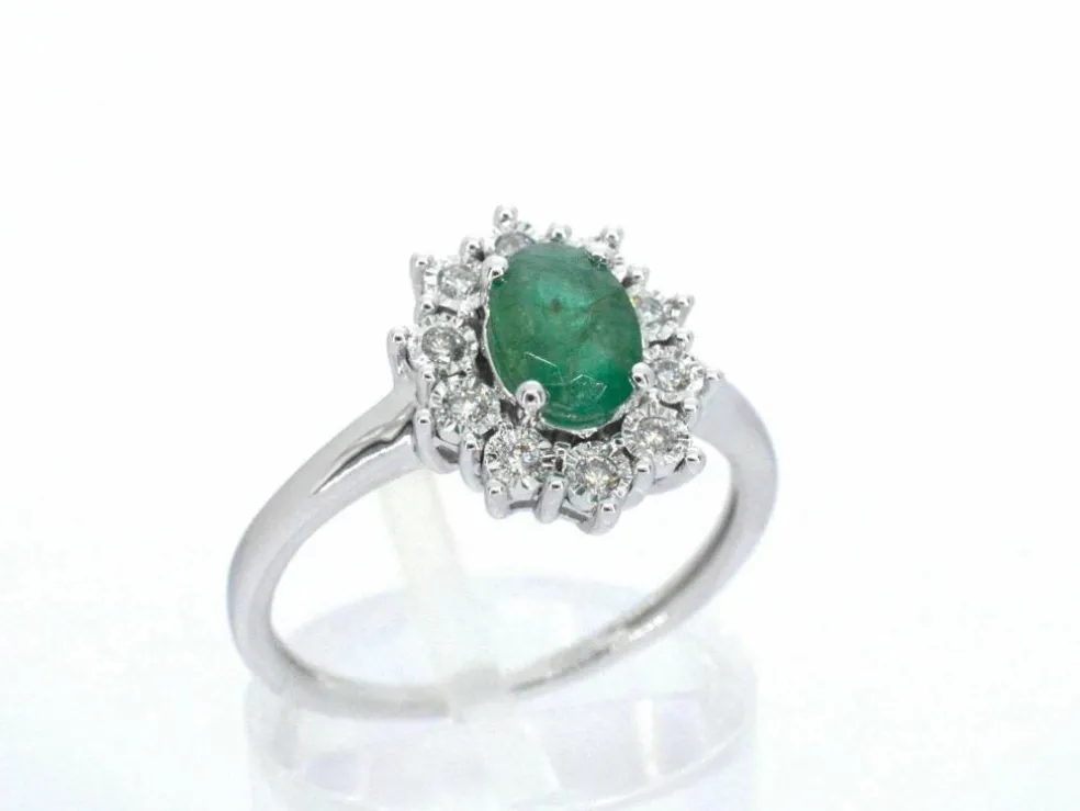 Bague entourage en or blanc avec émeraude et diamants