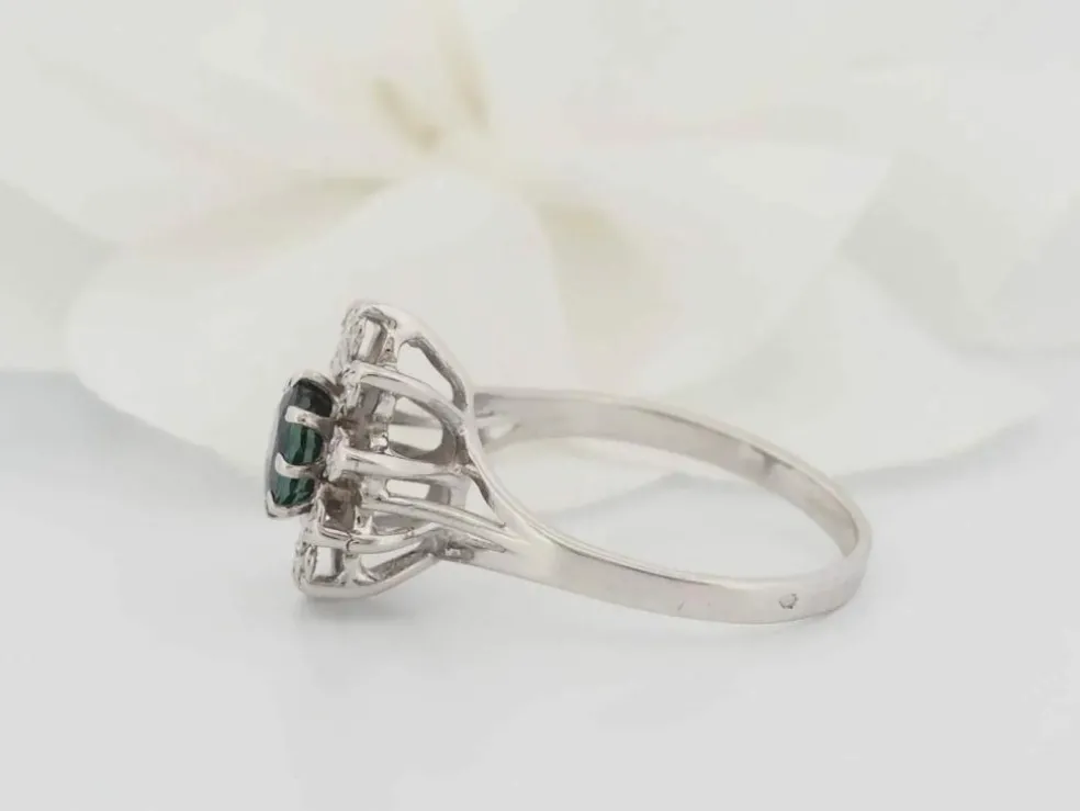 Bague entourage en or blanc, saphir et diamants