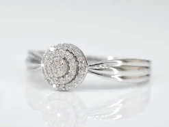 Bague entourage en or blanc avec diamants