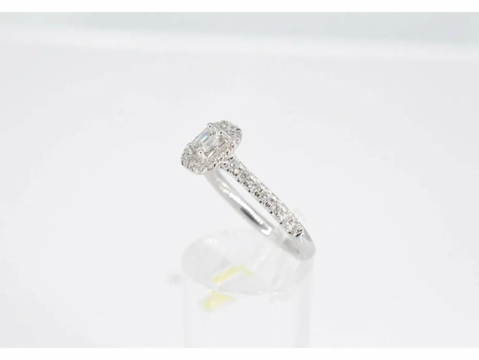 Bague entourage en or blanc avec diamants taille brillant et baguette