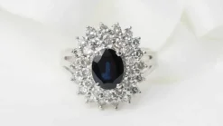Bague entourage en or blanc, saphir ovale et diamants