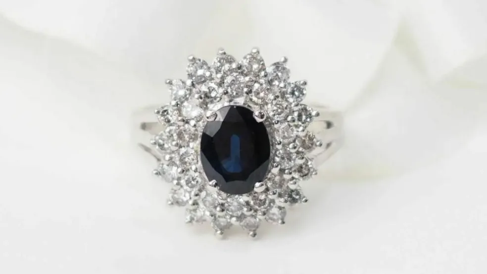 Bague entourage en or blanc, saphir ovale et diamants