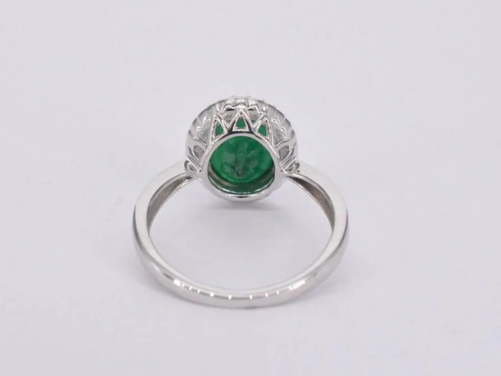 Bague entourage en or blanc avec diamants et émeraude