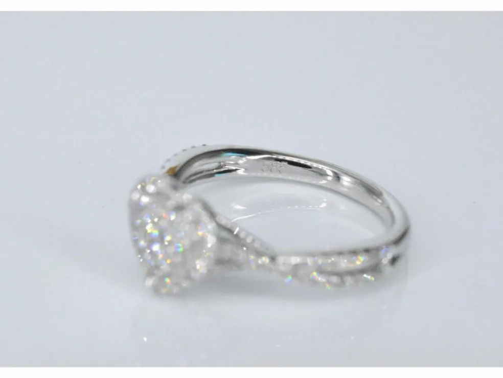 Bague entourage en or blanc en forme de cœur avec diamants