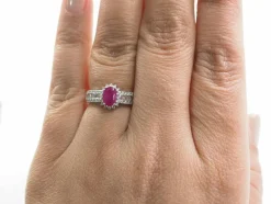 Bague entourage en or blanc, rubis et diamants
