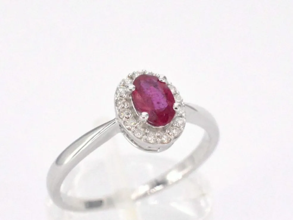 Bague entourage en or blanc avec diamants et rubis