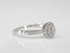 Bague entourage en or blanc avec diamants