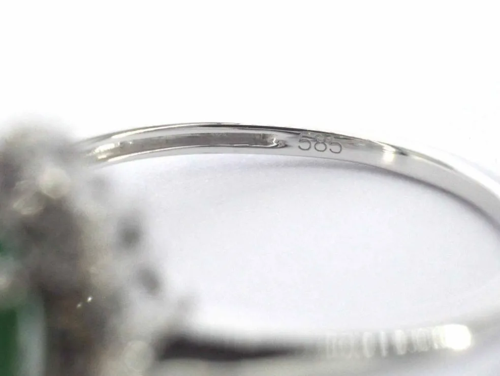 Bague entourage en or blanc avec émeraude et diamants