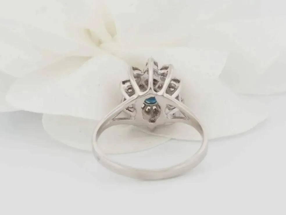 Bague entourage en or blanc, saphir et diamants