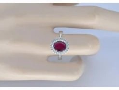 Bague entourage en or blanc avec diamants et rubis