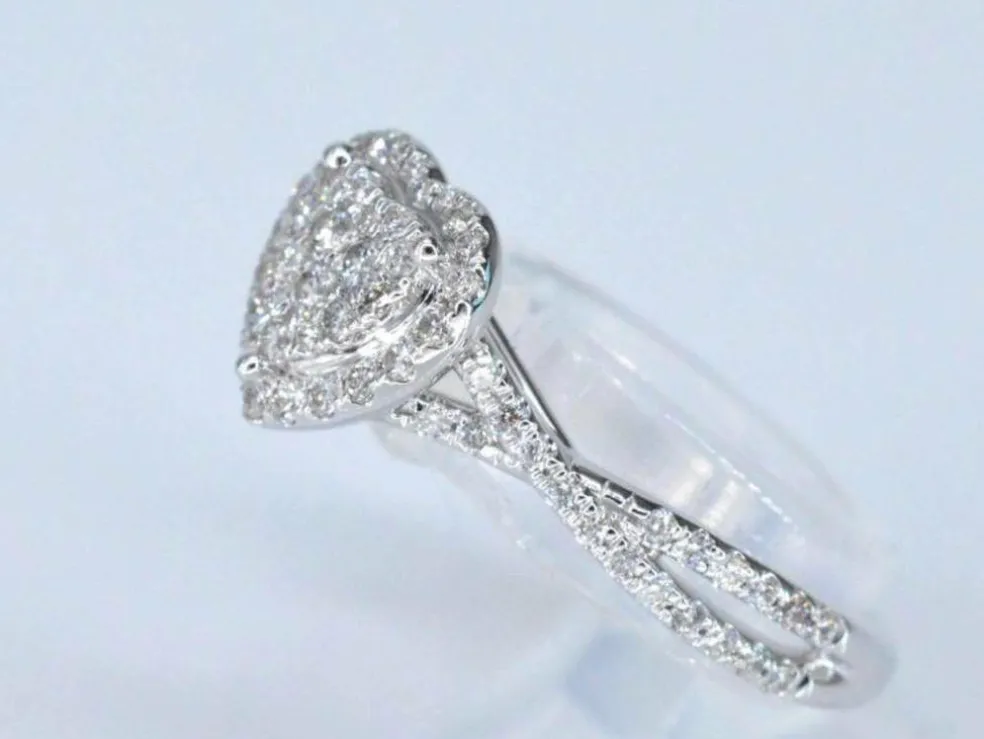 Bague entourage en or blanc en forme de cœur avec diamants