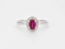 Bague entourage en or blanc avec diamants et rubis