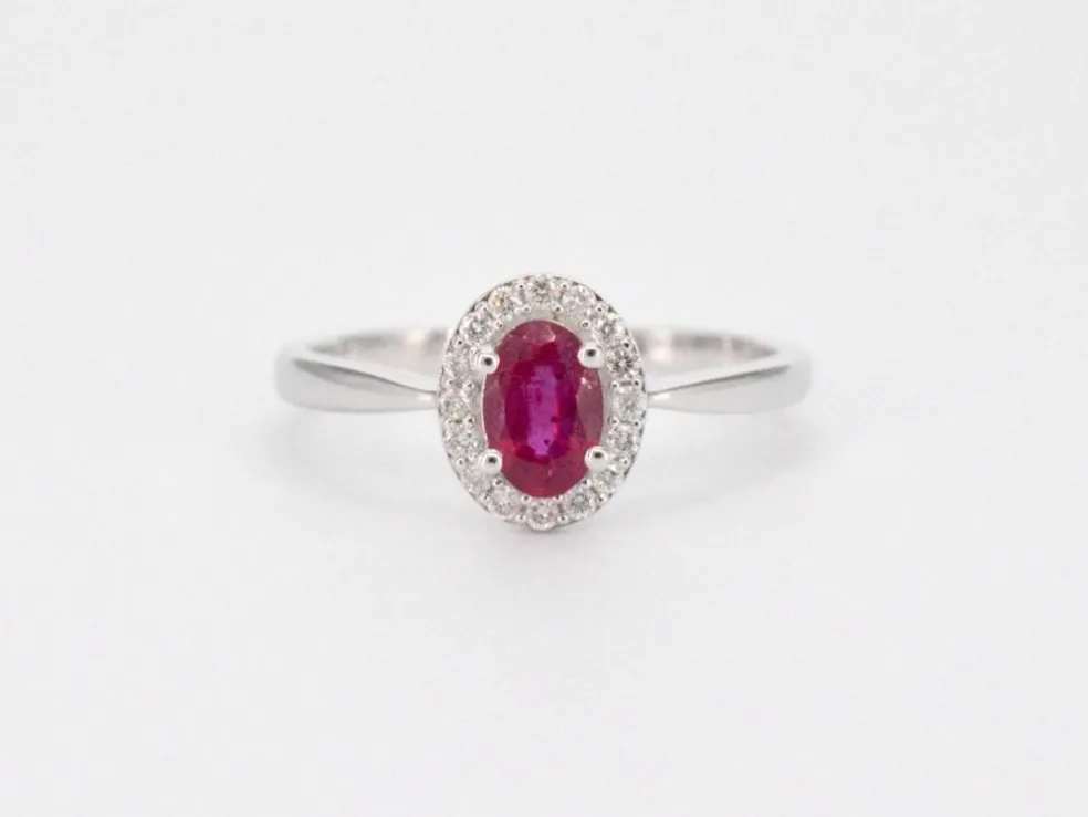Bague entourage en or blanc avec diamants et rubis