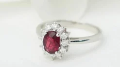 Bague entourage en or blanc, rubis et diamants