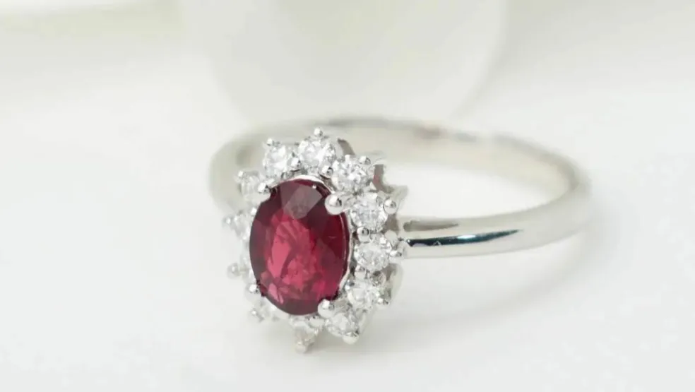 Bague entourage en or blanc, rubis et diamants