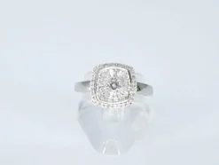 Bague entourage en or blanc avec diamants