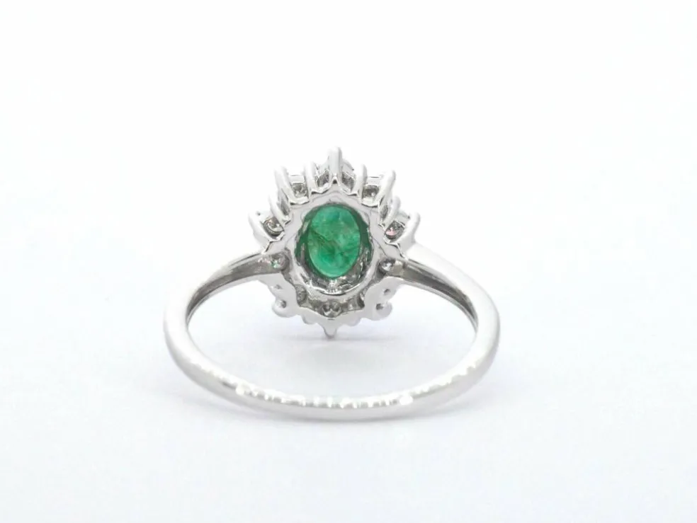 Bague entourage en or blanc avec émeraude et diamants