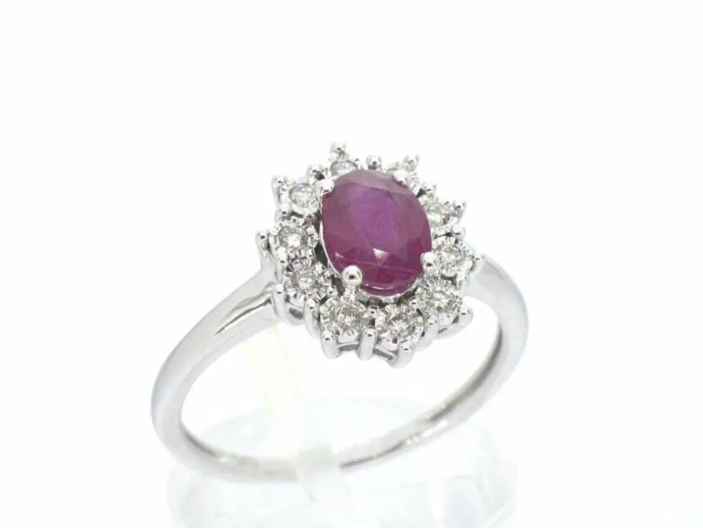 Bague entourage en or blanc avec rubis et diamants