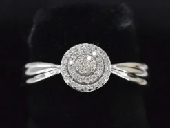 Bague entourage en or blanc avec diamants