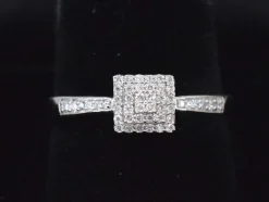 Bague entourage en or blanc avec diamants