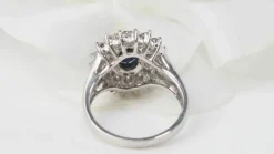 Bague entourage en or blanc, saphir ovale et diamants