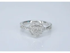 Bague entourage en or blanc en forme de cœur avec diamants