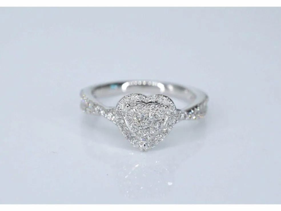 Bague entourage en or blanc en forme de cœur avec diamants