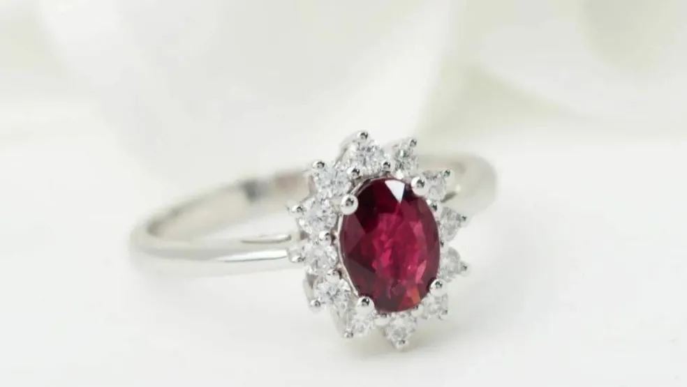 Bague entourage en or blanc, rubis et diamants