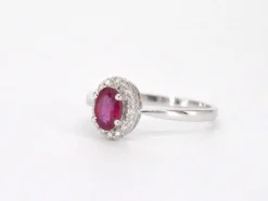 Bague entourage en or blanc avec diamants et rubis