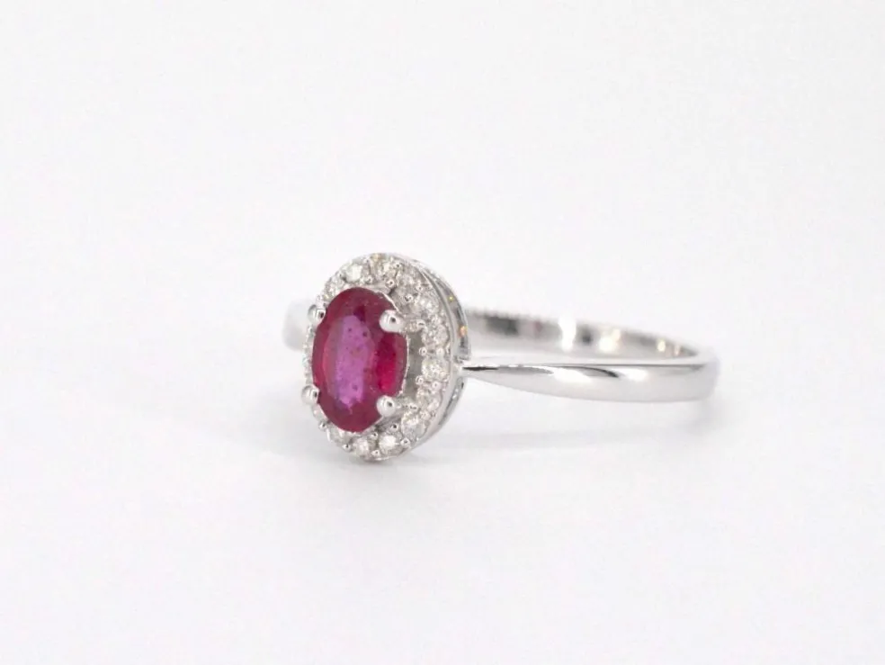 Bague entourage en or blanc avec diamants et rubis