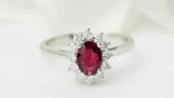 Bague entourage en or blanc, rubis et diamants