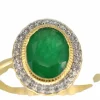 Bague entourage en or jaune avec diamants et émeraude