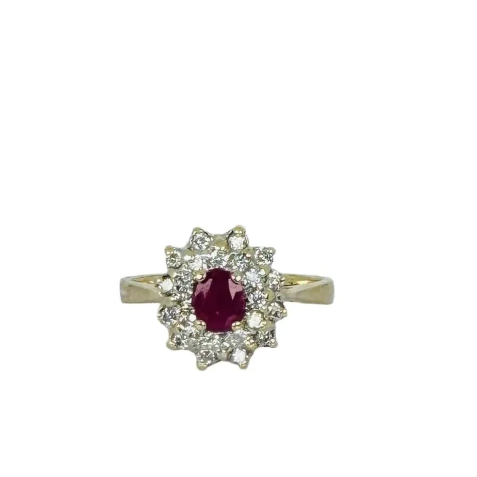Bague entourage en or jaune et blanc avec rubis ovale et diamants