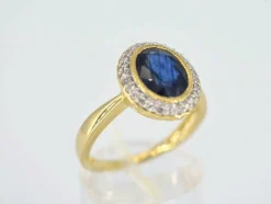 Bague entourage en or jaune avec diamants et saphir