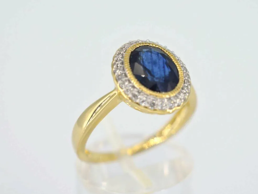 Bague entourage en or jaune avec diamants et saphir