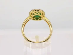Bague entourage en or jaune avec diamants et émeraude
