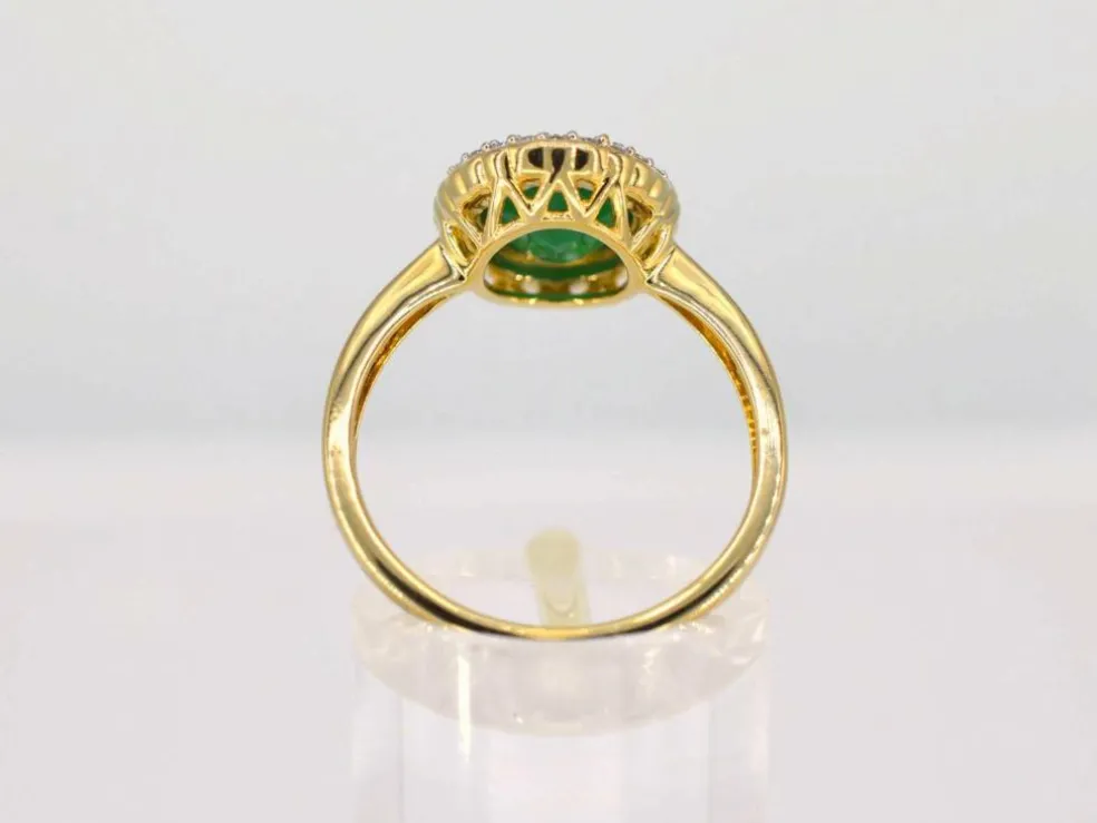 Bague entourage en or jaune avec diamants et émeraude