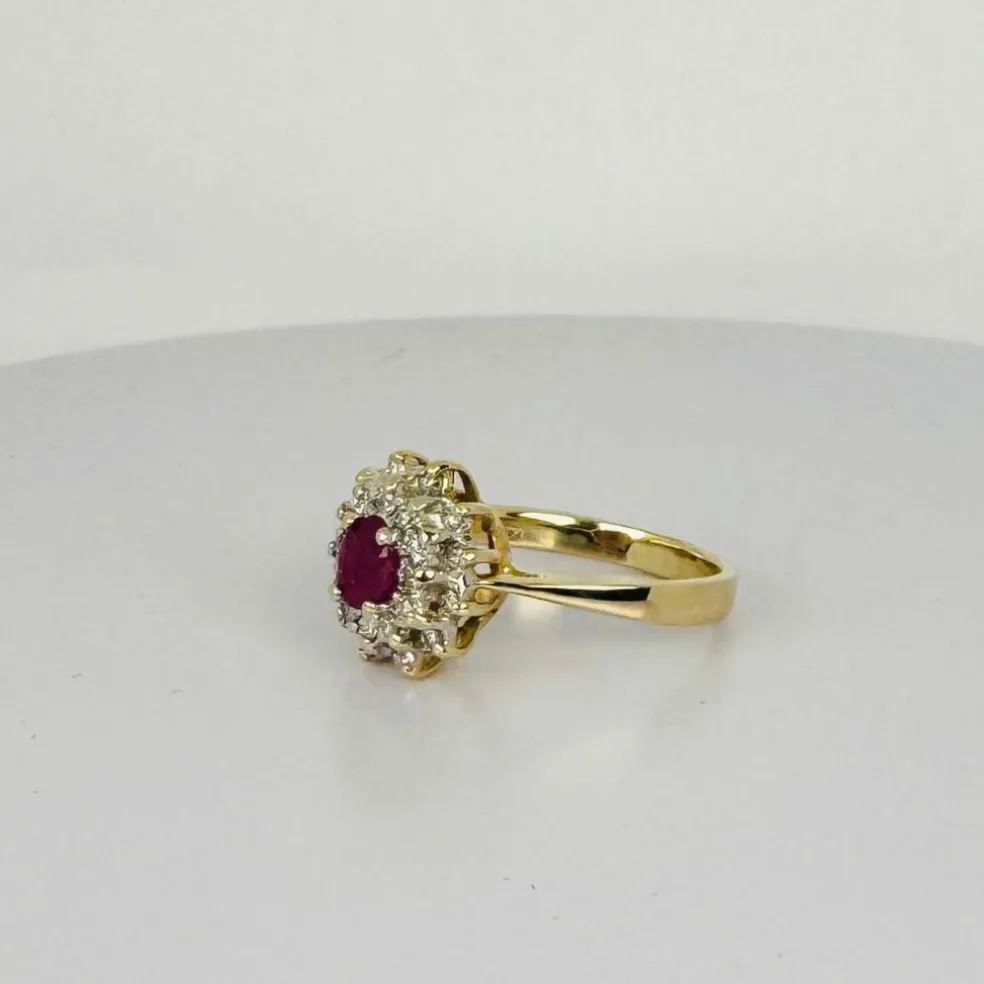 Bague entourage en or jaune et blanc avec rubis ovale et diamants