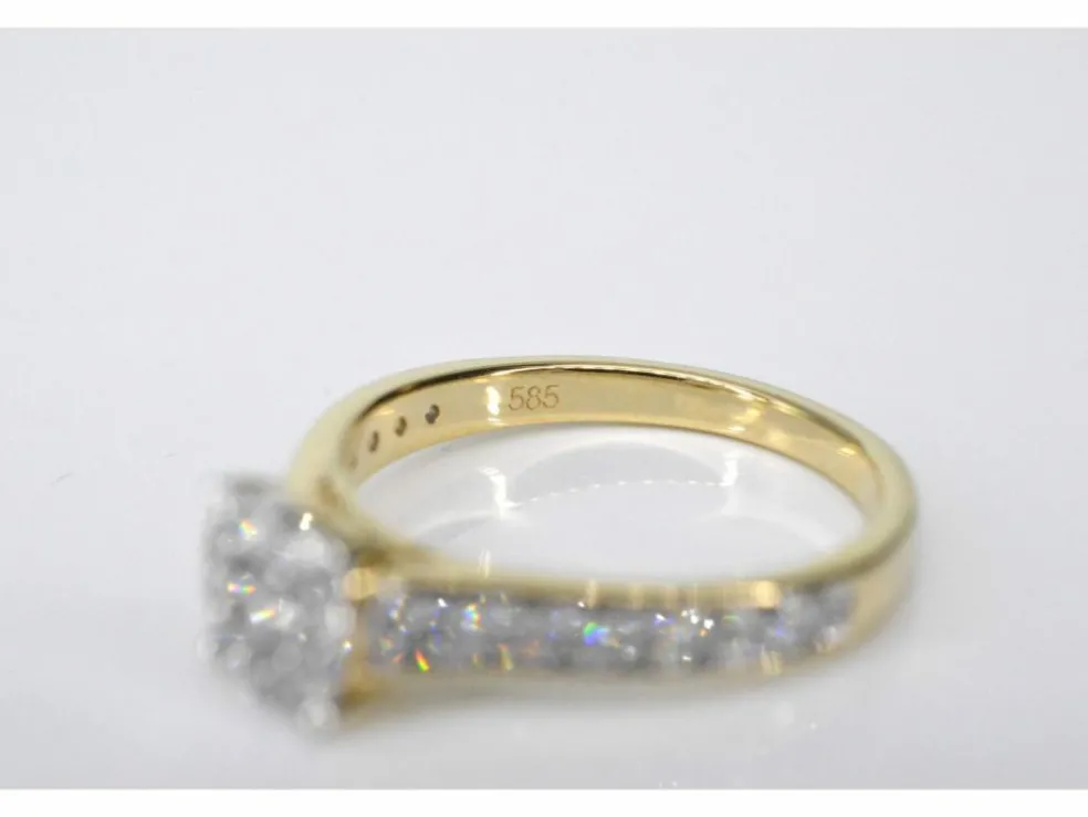 Bague entourage en or jaune avec diamants