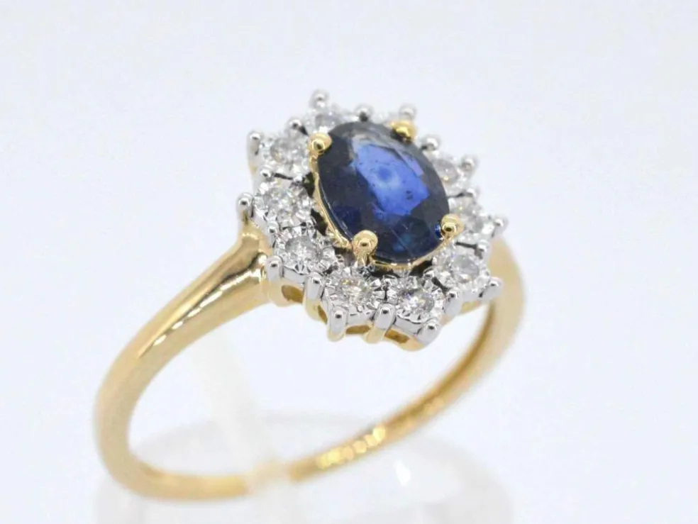Bague entourage en or jaune avec saphir et diamants