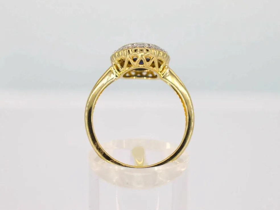 Bague entourage en or jaune avec diamants et saphir