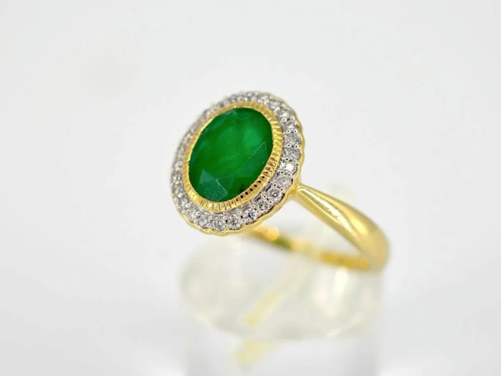 Bague entourage en or jaune avec diamants et émeraude