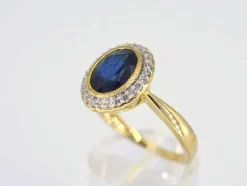 Bague entourage en or jaune avec diamants et saphir